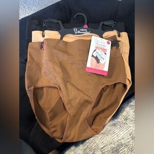 Curve Necessities 2x
3 Pairs Shapewear Seamless
High Waist Brief Tommy Control